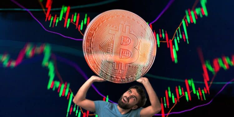 hombre sostiene peso de moneda de bitcoin con gráficos de precio en el fondo