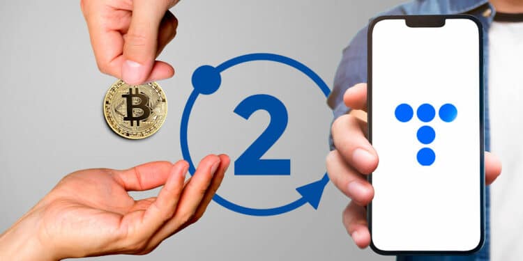 Compra en bitcoin, persona con teléfono y logo de telefonica y logo de bit2me