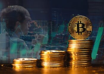 moneda de bitcoin sobre monedas apiladas con analista de mercado y gráfico de precio alcista en el fondo