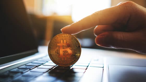 Mercados al día: precio de bitcoin lateraliza tras el alza de las tasas en Estados Unidos