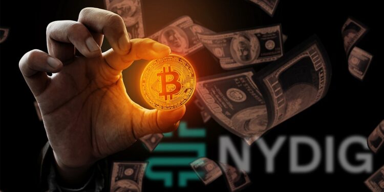 mano sostiene moneda de bitcoin con billetes de dólares cayedo y logo de NYDIG en el fondo