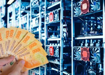 manos sosteniendo abanico de billetes de pesos argentinos con rags de mineros de criptomonedas en el fondo