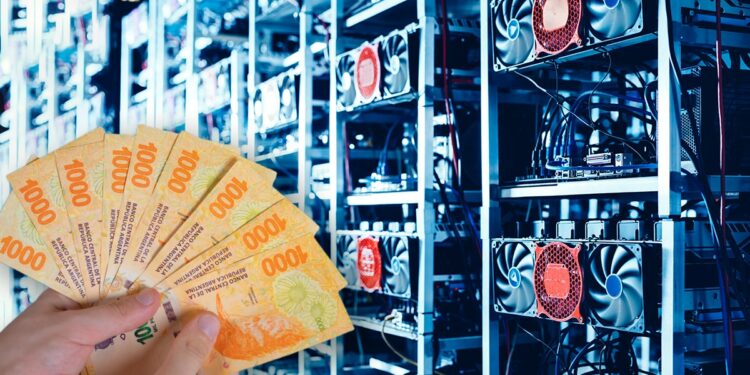 manos sosteniendo abanico de billetes de pesos argentinos con rags de mineros de criptomonedas en el fondo