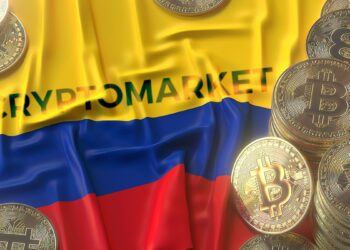 logo de CryptoMarket sobre bandera de Colombia con monedas de bitcoin