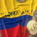 logo de CryptoMarket sobre bandera de Colombia con monedas de bitcoin