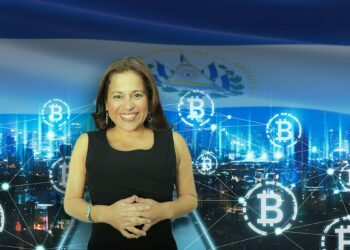 Ministra de Turismo de El Salvador, Morena Valdez con ciudad digital, cadena de bitcoin y bandera de El Salvador en el fondo