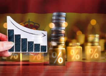 Gráfico decreciente, que hace referencia a la inflación junto a bandera de España.