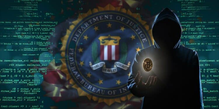 Hacker con un bitcoin en la mano.