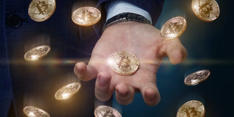 monedas de bitcoin cayendo con hombre sosteniendo bitcoin