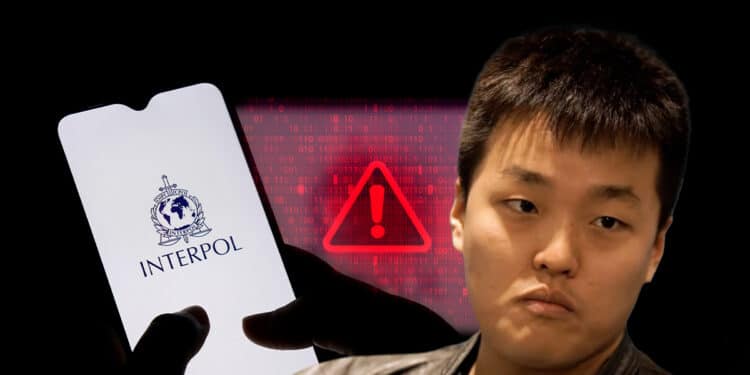 Do Kwon, el cofundador de las criptomonedas terraUSD (UST) y luna (LUNA) junto a logo de interpol.