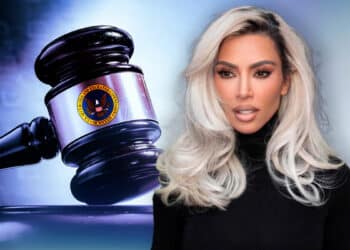 Kim Kardashian con un mazo de juez y logo de SEC