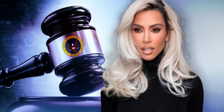 Kim Kardashian con un mazo de juez y logo de SEC