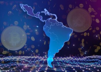 mapa de latinoamérica sobre red digital con monedas de bitcoin cayendo en el fondo