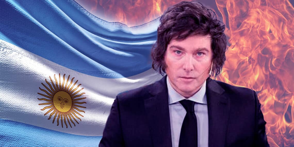 Milei con bander de Argentina y llamas denotando crisis al fondo