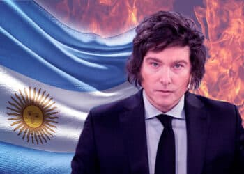 Milei con bander de Argentina y llamas denotando crisis al fondo