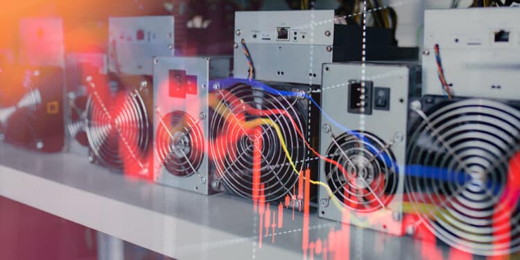 Mineros de bitcoin junto a gráfico bajista.