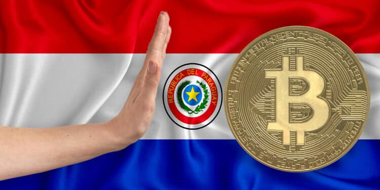 Bandera de Paraguay con Bitcoin y mano que rechaza.