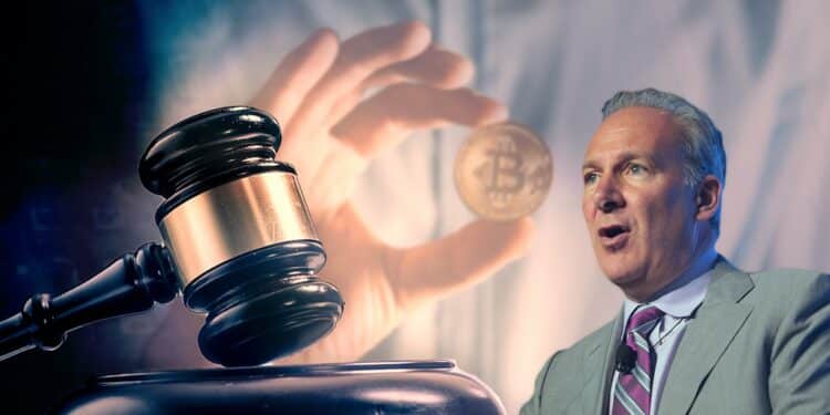 peter Schiff junto a martillo legal com persona sosteniendo moneda de bitcoin en el fondo