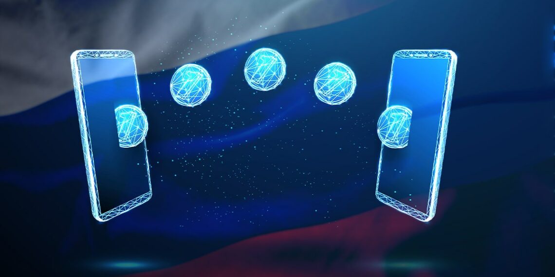 monedas digitales pasando entre teléfonos móviles con bandera de rusia en el fondo