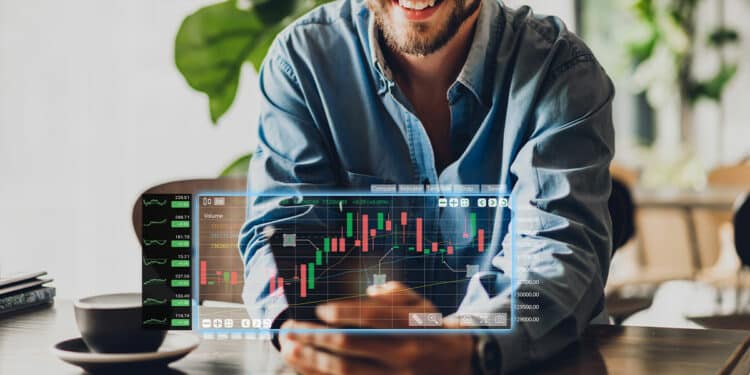 Trader contento mostrando gráfica