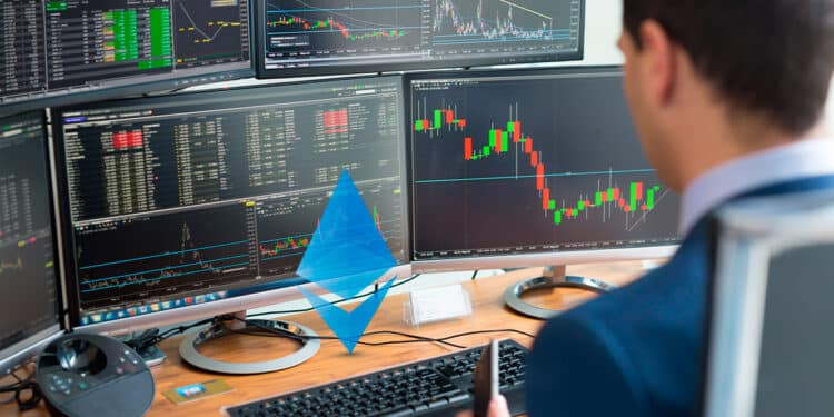 Trader analizando el precio de ethereum.