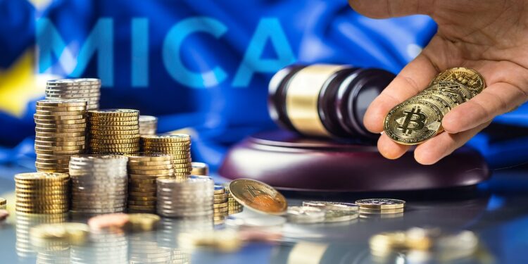mano con monedas de bitcoin en frente de mesa con monedas apiladas junto a martillo de juez con bandera de la unión europea en el fondo