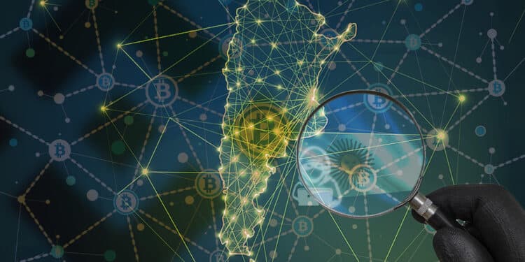 Mano sostiene lupa con bandera de Argentina sobre mapa de Argentina con red de bitcoin y logo de binance