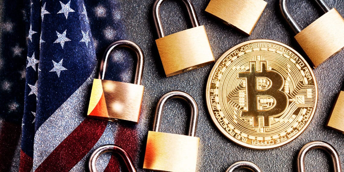 Bitcoin junto a bandera de Estados Unidos y unos candados que representan la seguridad.