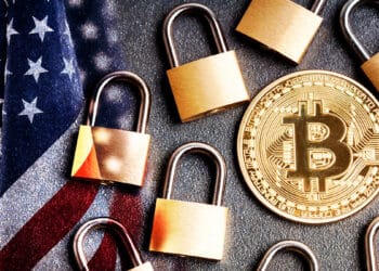 Bitcoin junto a bandera de Estados Unidos y unos candados que representan la seguridad.