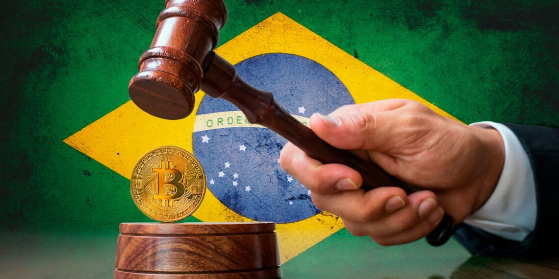 Martillo regulador junto a bitcoin y bandera de Brasil.