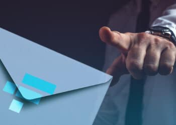 hombre señala carta con logo de FTX