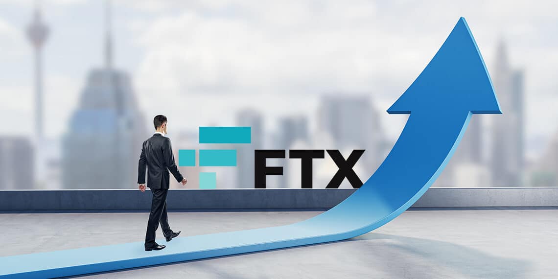 Hombre subiendo por una flecha junto a logo de FTX.