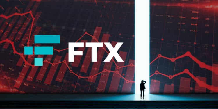 Persona mirando posiblidades con gráfico rojo y logo de FTX