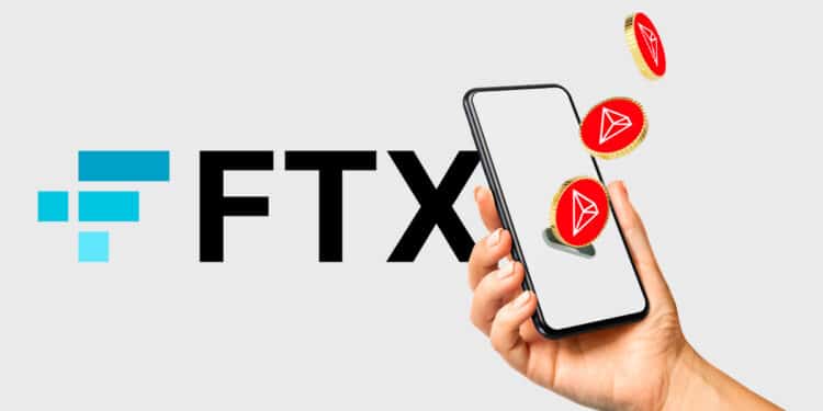 Logo de FTX junto a tron saliendo de un celular.