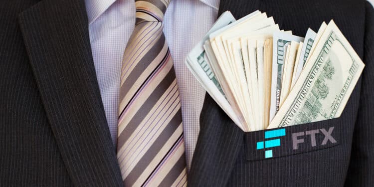 Persona en traje con logo de FTX y billetes en el bolsillo