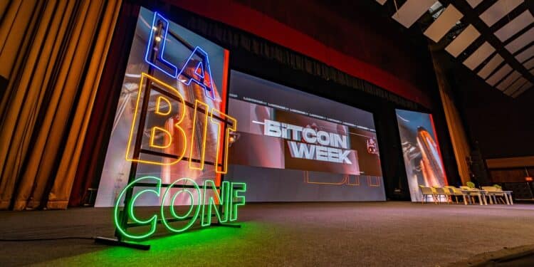Escenario de oradores de la LABITCONF 2022