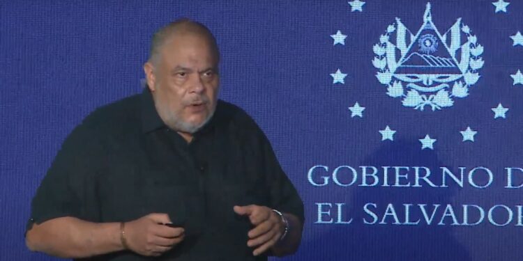 Paul Steiner, presidente de la Comisión Nacional de la Micro y Pequeña Empresa (Conamype) de El Salvador en el escenario de la World Digital Mining Summit