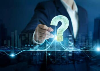 Inversionista presionando signo de interrogación
