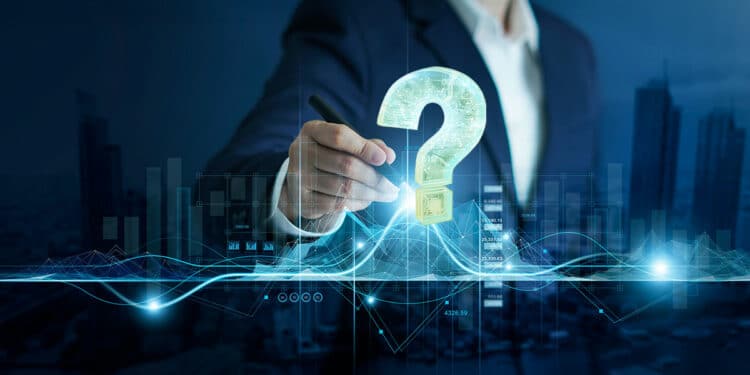 Inversionista presionando signo de interrogación