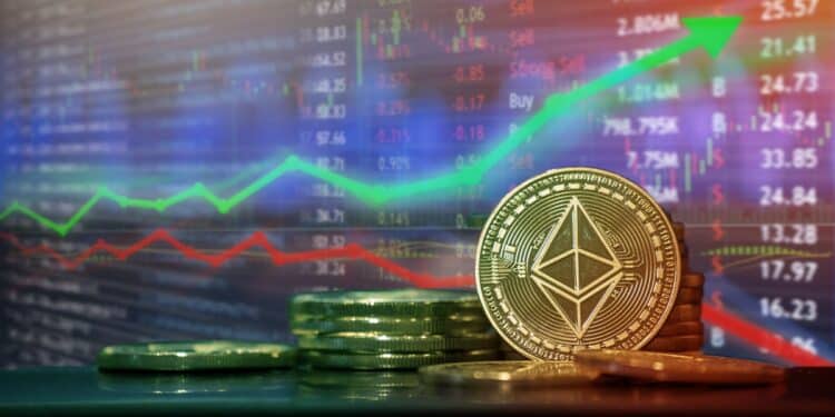 moneda de ethereum entre monedas apiladas con gráfico de mercado y flechas de predicciones en el fondo