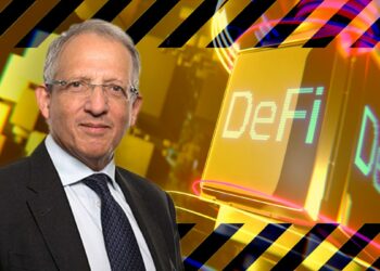 El vicegobernador del Banco de Inglaterra, Jon Cunliffe, en frente de señal de aviso con interfaz digital de defi en el fondo
