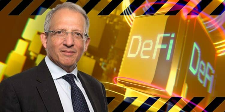 El vicegobernador del Banco de Inglaterra, Jon Cunliffe, en frente de señal de aviso con interfaz digital de defi en el fondo