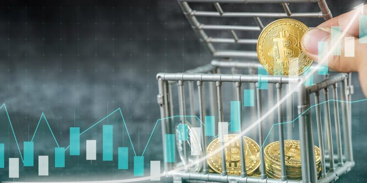 mano sostiene moneda de bitcoin sobre jaula con monedas de bitcoin y gráfico creciente superpuesto