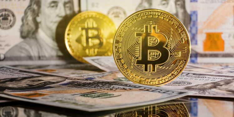 moneda de bitcoin sobre billetes de dólares
