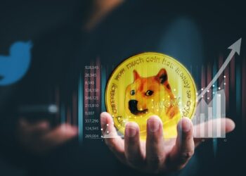 moneda de dogecoin en mano de empresario con gráfico creciente y logo de twitter en el fondo