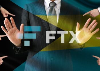 hombre de negocios con gesto de rechazo hacia manos que le señalan detrás de bandera de Las Bahamas con logo de FTX superpuesto