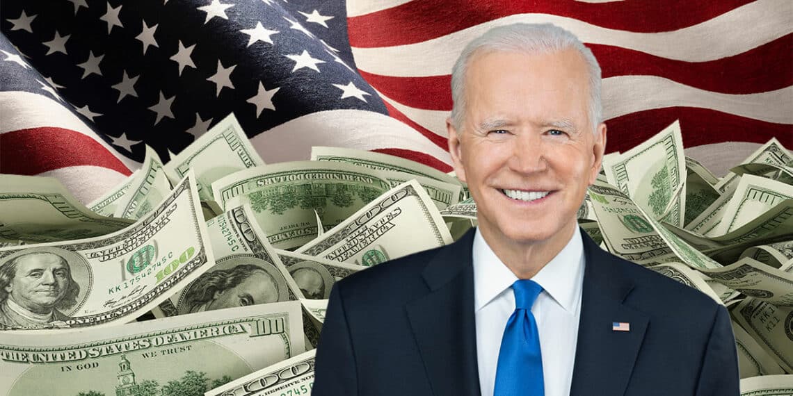 Bandera de Estados Unidos y pilas de billetas con Biden