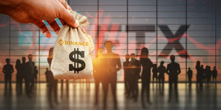 mano sosteniendo bolsa de dinero con logo de binance y personas con gráfico bajista y logo de FTX en el fondo