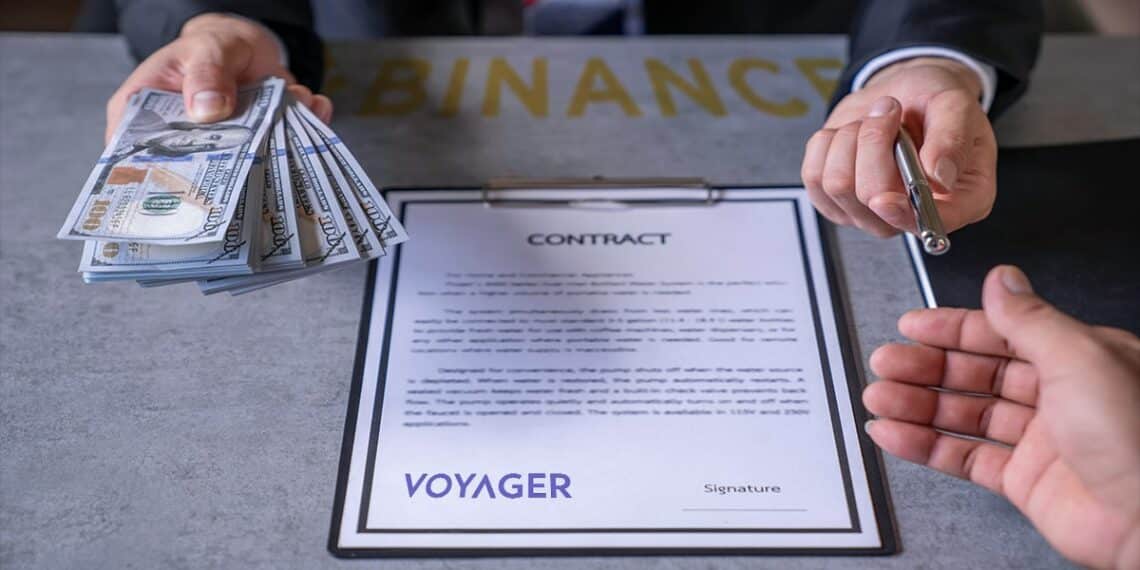 hombre de negocios ofrece dinero, boligrafo y documento con logo de Voyager con logo de binance sobre mesa