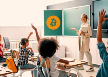 Maestra enseñándole a los niños sobre bitcoin en Brasil.